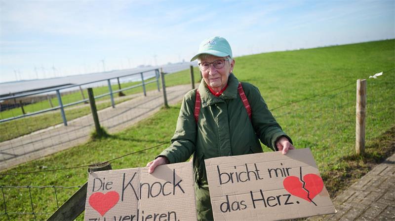 Die Emderin Ilse Scheibe demonstrierte mit anderen gegen den neuen Marinehafen. 
