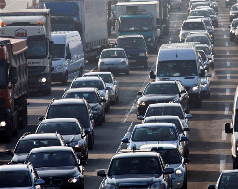 Die Emissionen des Verkehrs sind deutlich niedriger, wenn er flüssig läuft. Foto Rumpenhorst/dpa