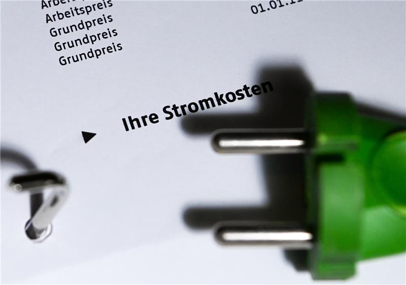 Steigende Energiepreise: Hilft ein Anbieterwechsel oder nicht? Die Energiemärkte stehen kopf - da kann es eine Überlegung wert sein, sich in die Grundversorgung fallen zu lassen. Foto: Jens Kalaene/dpa-Zentralbild/dpa-tmn