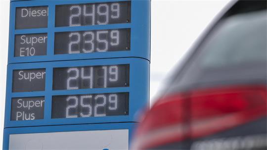 Die Energiesteuer auf Diesel und Benzin wird von Oktober bis Ende Dezember um 14 Cent je Liter gesenkt.
