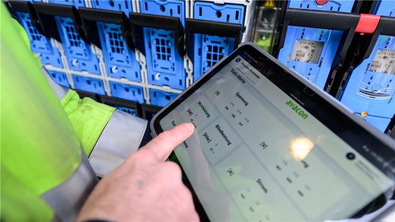 „Deutschlandweit Vorreiter“: 300 Ortsnetzstationen werden digitalisiert Die Energiewende geht mit einem erhöhten Strombedarf einher. Um zu wissen, wo genau Strom gebraucht wird, testet ein Projekt digitale Stromzähler an Ortsnetzstationen.