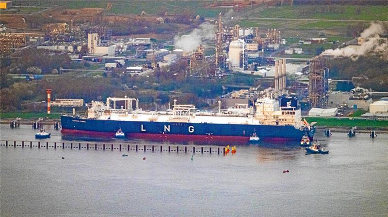 Die Energos Force, das schwimmende LNG-Terminal, im Industriehafen Bützfleth.