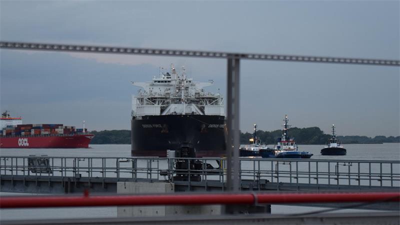 Die Energos Force trifft am Anleger im Industriehafen Stade-Bützfleth ein.