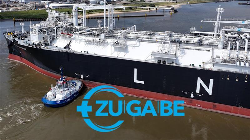 LNG-Schiff Energos Force auf großer Distanz zu Stade Die Energos Force wird von Schleppern begleitet von Stade in die Außenelbe gebracht.