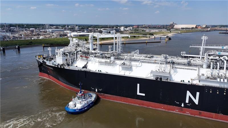 Die Energos Force wird von Schleppern begleitet von Stade in die Außenelbe gebracht. Das war im August 2024.