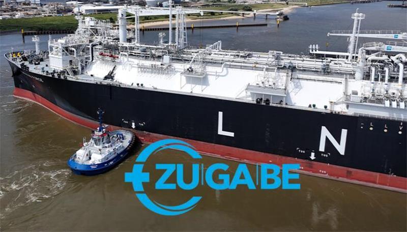 Die Energos Force wird von Schleppern begleitet von Stade in die Außenelbe gebracht. Das war im August 2024.