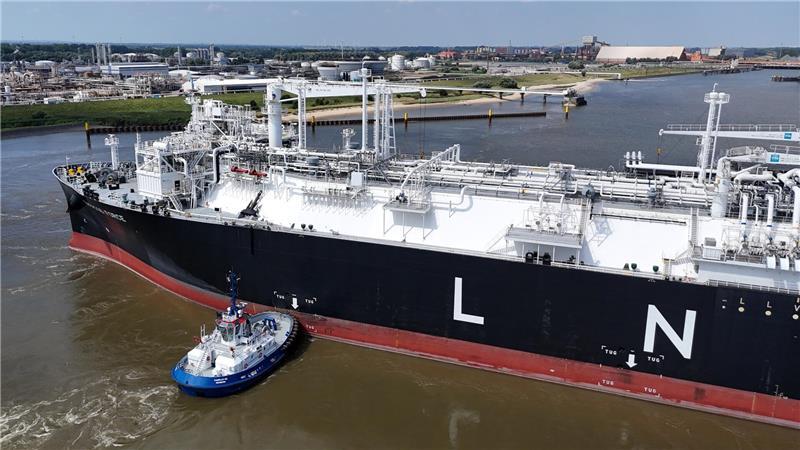 Energos Force: Stades LNG-Schiff kommt zurück in den Energiehafen Die Energos Force wird, von Schleppern begleitet, von Stade in die Außenelbe gebracht. Das war im August 2024.