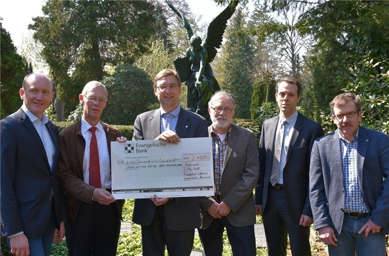 Die Engelsstatue auf dem Horstfriedhof in Stade ist ein ungewöhnlicher Ort für eine symbolische Scheckübergabe (von links): Dr. Thomas Kück, Dr. Arnd Siegel, Martin Käthler, Arnold Reißmann, Andreas Mosler und Werner Hecht präsentieren den 