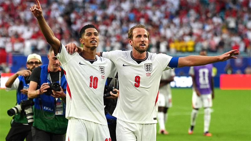 Die Engländer Jude Bellingham (l) und Harry Kane jubeln nach dem Sieg gegen Norwegen.
