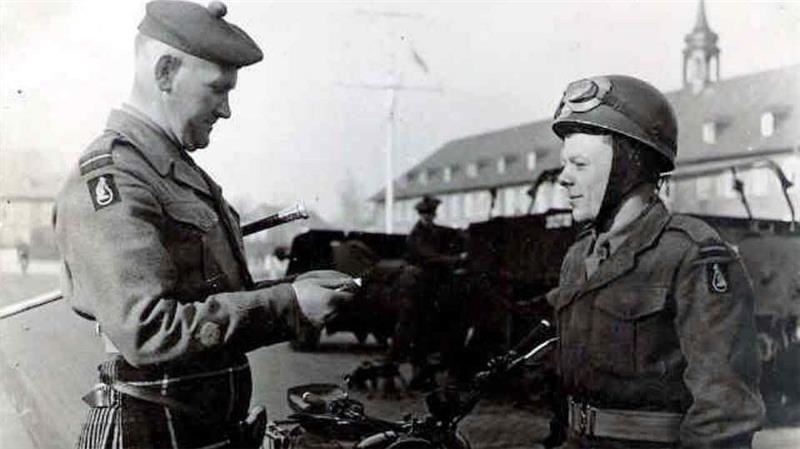 Die Engländer übernehmen die Buxtehuder Kaserne.