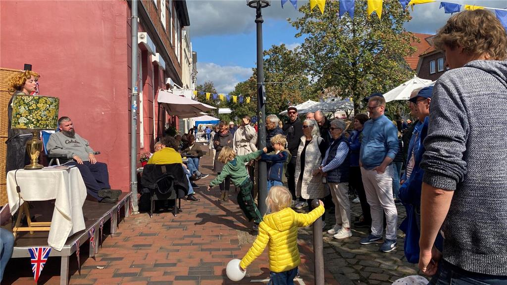 Die English Theatre Gruppe zieht mit ihren Sketchen das Publikum an. 
