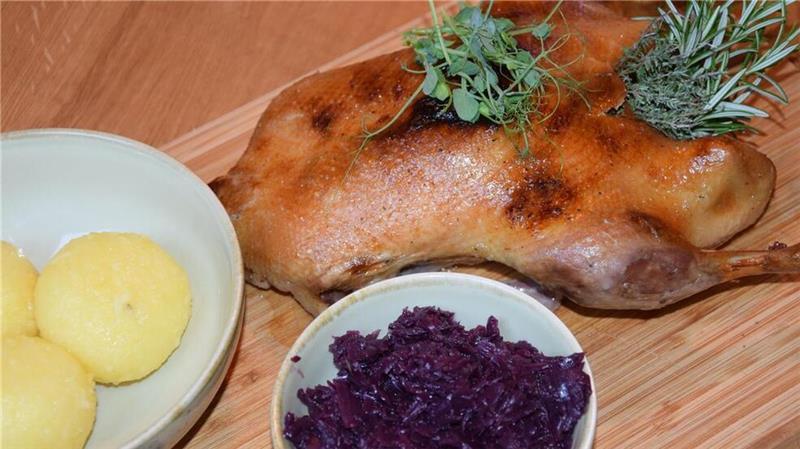 Die Ente wird traditionell mit Rotkohl und Kartoffelklößen serviert.