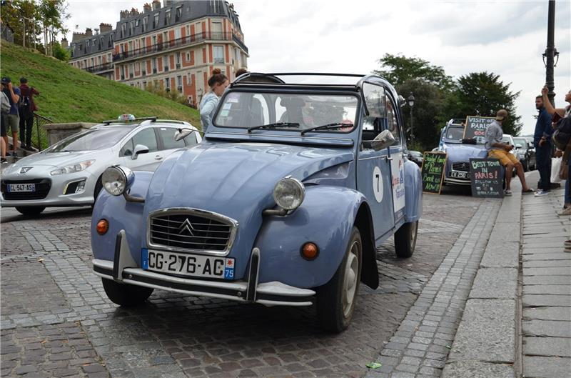 Die Ente: Auch 75 Jahre nach der Vorstellung auf dem Pariser Autosalon hat der Citroën 2CV eine große Fangemeinde.