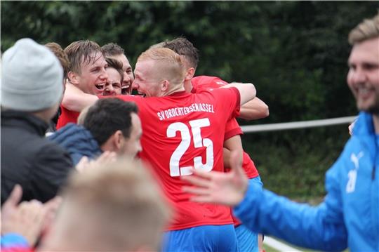 Die Entscheidung: D/A II feiert das 2:0-Freistoßtor von Julian Budde (links) überschwänglich . Foto: Bröhan