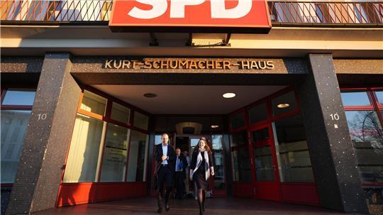 Die Entscheidung der Hamburger SPD, mit wem sie künftig im Senat regieren will, lässt auf sich warten .