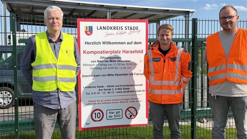Hochbetrieb und Beschwerden beim neuen Kompostierplatz in Harsefeld Die Entsorgungsprofis (von links): Cord Meyer, Leiter des Amts Abfall und Kreislaufwirtschaft, Christopher Fitschen, Sachgebietsleiter Sonderabfall, und Tobias Güldenpfennig, stellvertretender Betriebsleiter der Abfallwirtschaftszentren, Wertstoffhöfe und Kompostierplätze im Landkreis Stade.