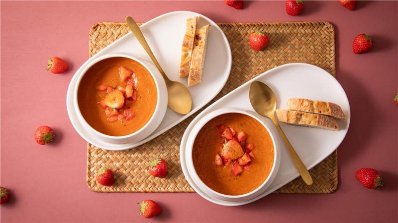Pizza, Salsa oder Suppe: Erdbeeren können mehr als Marmelade Die Erdbeer-Tomatensuppe besteht zu drei Teilen Tomaten und einem Teil Erdbeeren. Die Früchte werden gekocht, püriert und mit Curry gewürzt.