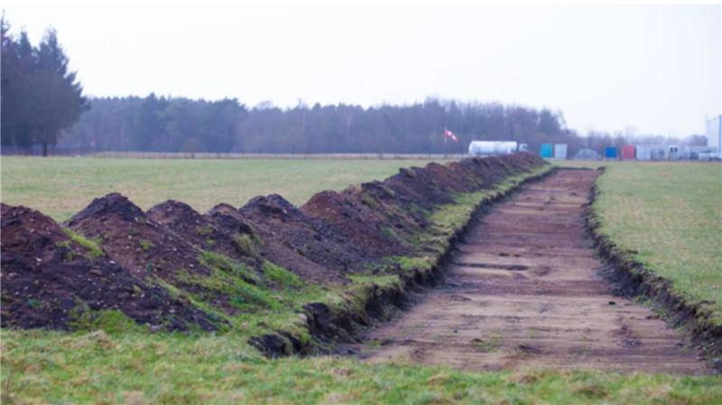 Die Erdhügel und der abgetragene Boden sind nur Mittel zum Zweck: Bevor Betriebe hier bauen dürfen, muss der Untergrund archäologisch untersucht werden.