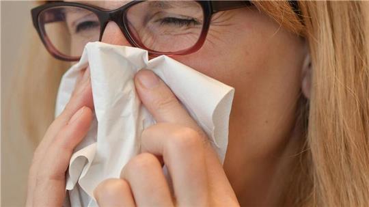 Die Erkältung geht um. Das führt in den Arztpraxen teilweise zu längeren Wartezeiten, denn auch das Personal im Gesundheitswesen ist betroffen. 
