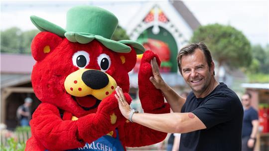 Die Erlebnisdörfer vom Erdbeeranbaubetrieb Karls sind vor allem im Norden und Osten bei Familien beliebt. (Archivbild)