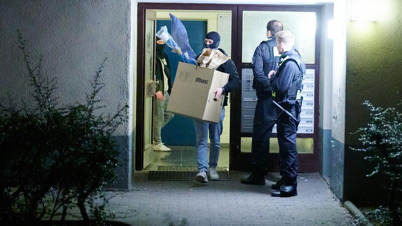 Die Ermittler beschlagnahmten mehrere Tausend Asservate, darunter Waffen, Bargeld und digitale Medien. (Archivbild)
