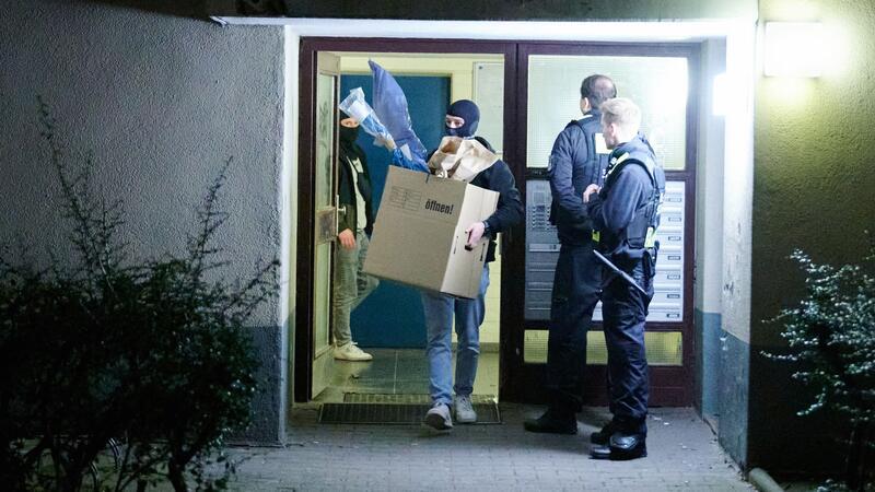 Waffen, Geld und Gold: Tausende Asservate der RAF gesichert Die Ermittler beschlagnahmten mehrere Tausend Asservate, darunter Waffen, Bargeld und digitale Medien. (Archivfoto)