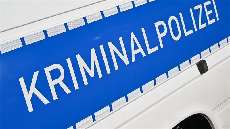 Die Ermittler der Polizei suchen nach Hinweisen auf die Mutter eines toten Mädchens. (Symbolbild)