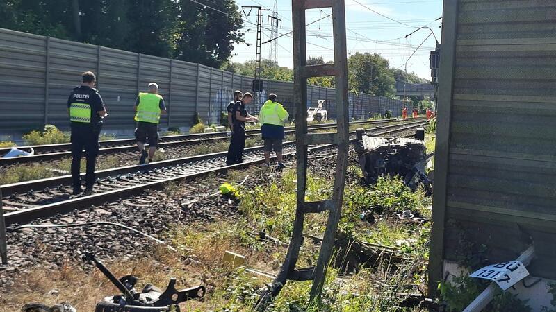 Tödlicher Zugunfall in Bremen: Schranke war geöffnet Die Ermittler gehen davon aus, dass die Schranke bei dem tödlichen Unfall an einem Bahnübergang in Bremen Ende September offen stand. (Archivbild)