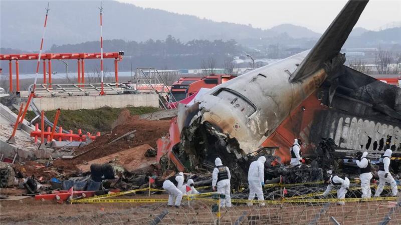 Ermittlungen zum Unglücksflug in Südkorea - Mauer im Fokus Die Ermittler haben bereits beide Flugschreiber gefunden, wobei einer davon beschädigt ist.