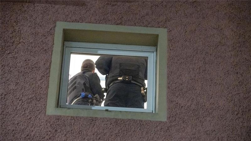 Die Ermittler haben die Wohnung des Tatverdächtigen durchsucht. 
