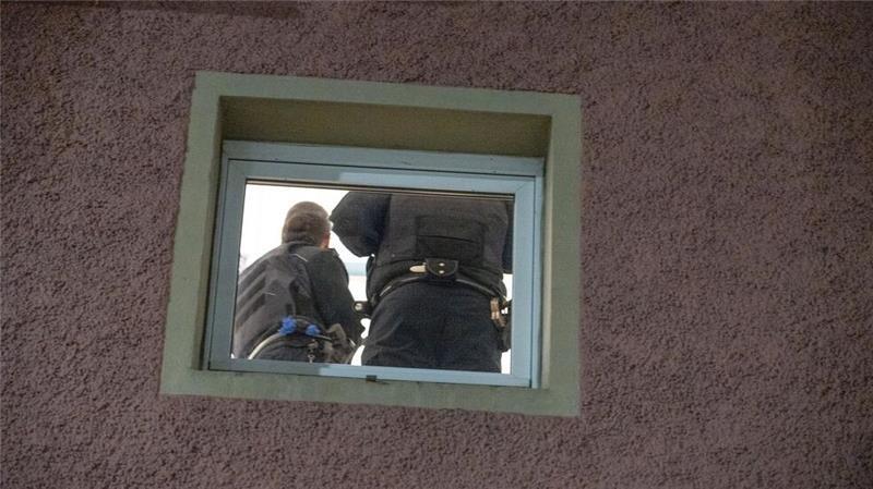 Die Ermittler haben die Wohnung des Tatverdächtigen von Mannheim durchsucht. 