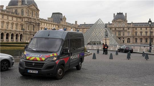 Ermittler bestätigen: Festnahmen nach Louvre-Kunstraub Die Ermittler melden nach dem Raubüberfall auf den Louvre einen Fahndungserfolg. (Archivbild)