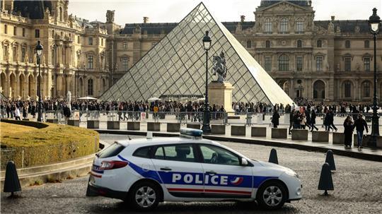 Nach Louvre-Raub: DNA-Spuren führen zu Festnahmen Die Ermittler melden nach dem Raubüberfall auf den Louvre einen Fahndungserfolg.