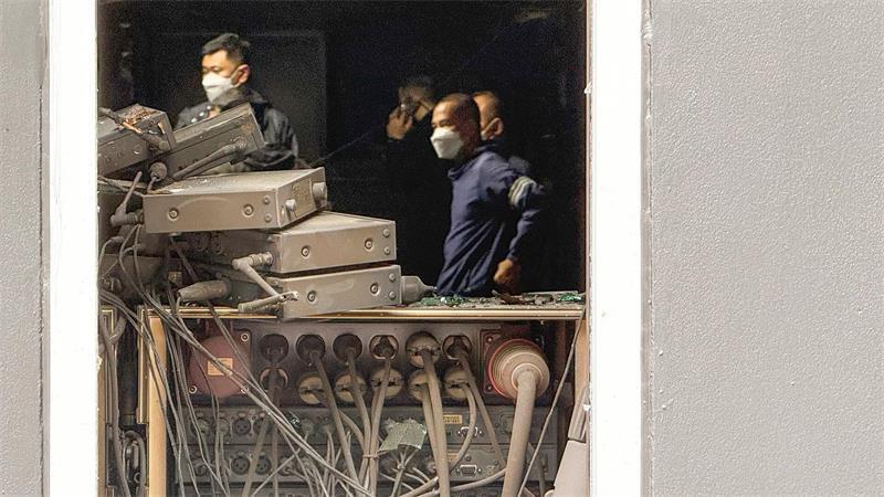 Todesfalle Pub: Brandkatastrophe erschüttert Thailand Die Ermittler schützten sich mit Masken vor dem beißenden Gestank.