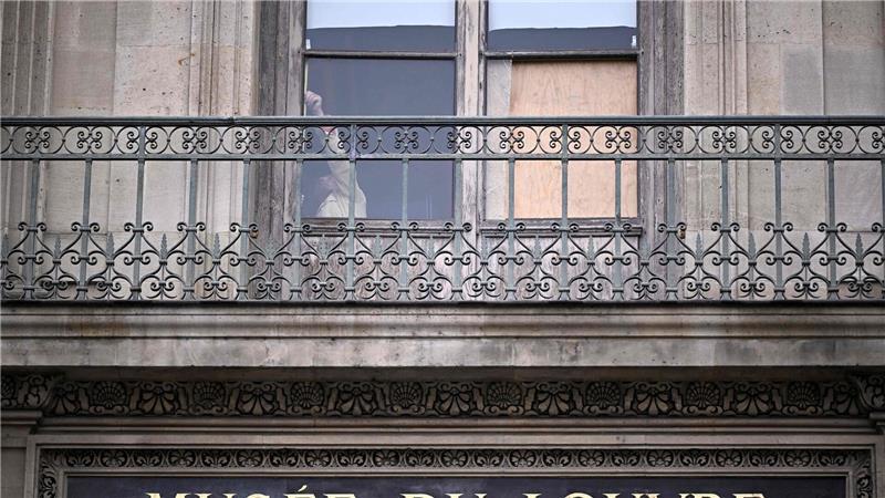 Die Ermittler suchen weiter nach Spuren der flüchtigen Täter.