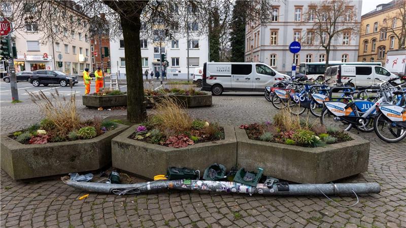 Vorfall mit Auto in Gießen: Fahrer wohl psychisch krank Die Ermittler vermuten eine psychische Erkrankung bei dem Autofahrer.