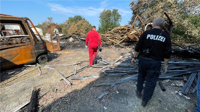 Die Ermittler verschlug es durch die Zeugenhinweis zielstrebig auf den rechten Teil der abgebrannten Halle. Fotos: Ahrens