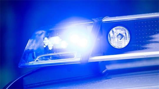 Die Ermittlungen der Polizei dauern an. (Symbolbild)
