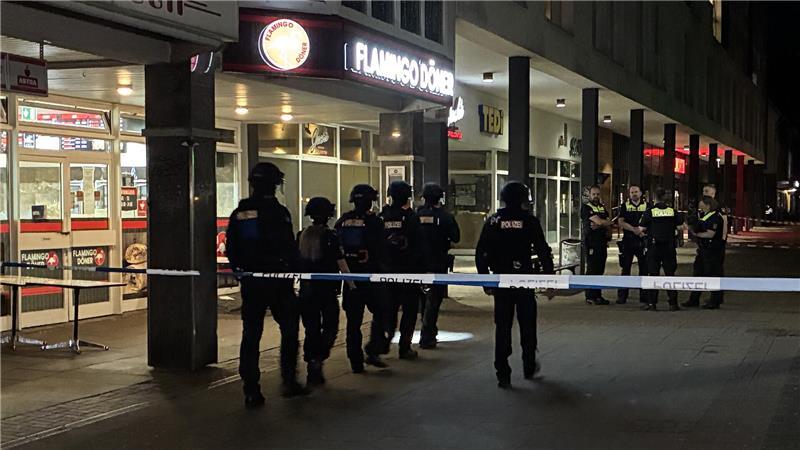 Schüsse fallen in Buxtehude: Polizei gibt neue Details bekannt Die Ermittlungen der Polizei dauern bis in die Nachtstunden an.