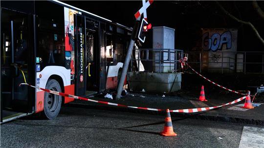 Die Ermittlungen der Polizei zur Unfallursache dauern an.