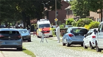 Die Ermittlungen der Spurensicherung laufen in der Stader Dankersstraße.