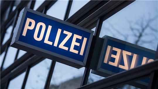 Die Ermittlungen richten sich gegen Polizisten des ersten Polizeireviers in Frankfurt. (Archivfoto)