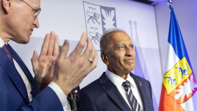 Klimaforscher Latif neuer Ehrenbürger Schleswig-Holsteins Die Ernennungsurkunde erhielt Latif im Geomar Helmholtz-Zentrum für Ozeanforschung in Kiel.
