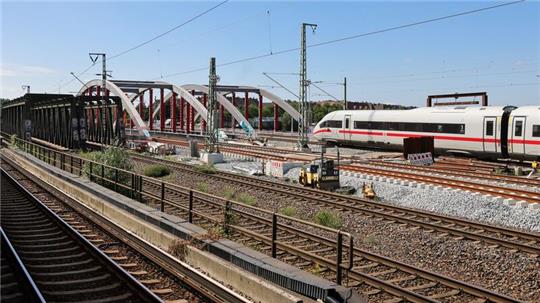 Die Erneuerung der Bahnbrücken in Hamburg-Veddel wird unterbrochen, weil sie als Umleitungsstrecke für den Fernverkehr von und nach Berlin gebraucht werden.