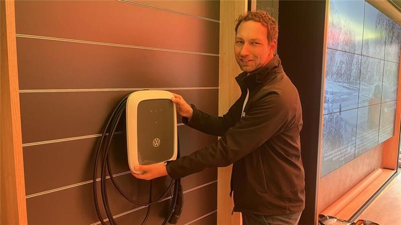 Die Eröffnung am Sonnabend wird eine Punktlandung. Wilken Meyer installiert hier die Wallbox für die Stromversorgung eines Fahrzeugs im Showroom.