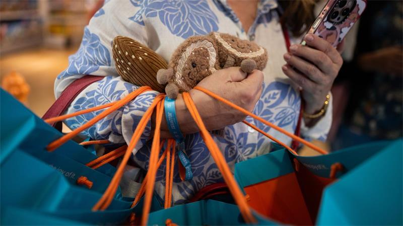 Anstehen für Plüsch-Bratwürste auf dem Grill Die Eröffnung der Jellycat-Verkaufsfläche zog einige Fans an.