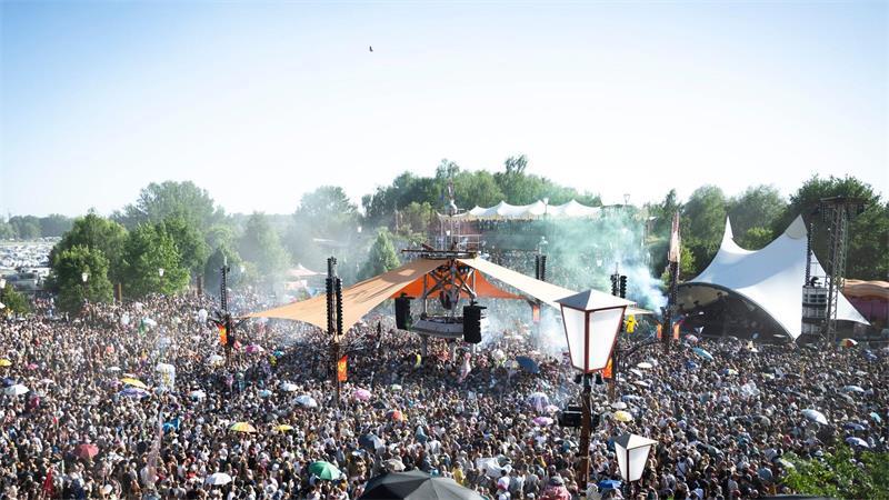 Die Eröffnung der Turmbühne auf dem Fusion-Festival. 