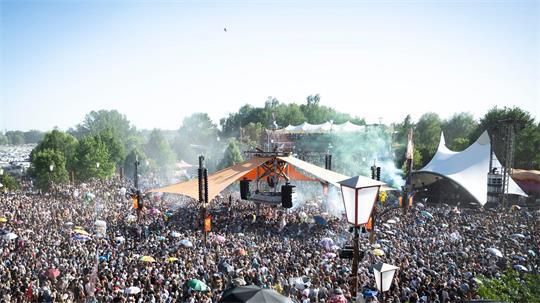 Die Eröffnung der Turmbühne auf dem Fusion-Festival. 