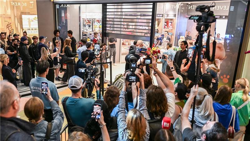 Ansturm auf Deutschlands ersten Labubu-Laden in Berlin Die Eröffnung des Pop Mart-Ladens in Berlin sorgte für großen Andrang.