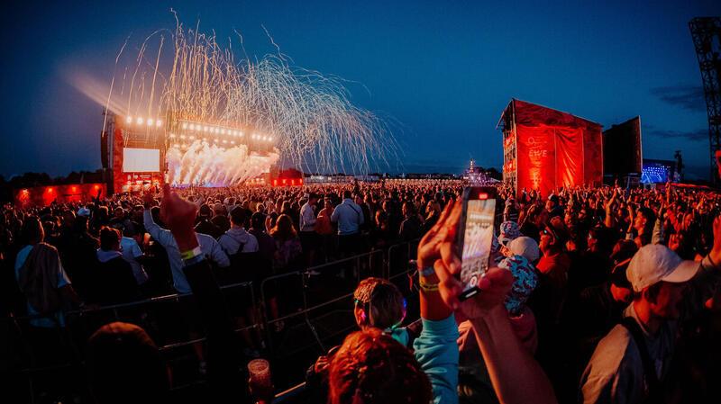 Die Eröffnungsshow mit "Drunken Masters" und "Beauty and the Beats" am Donnerstgabend ist Tradition beim Deichbrand-Festival.